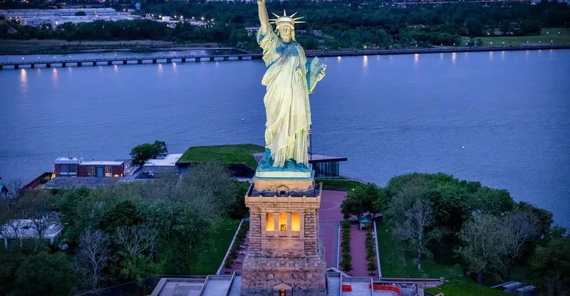 New York: Private Scenic Helicopter Charter with Champagne — helicopter tour in New York City