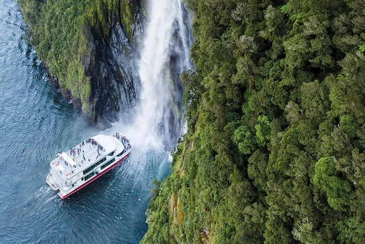 Half-Day Milford Helicopter Flight and Cruise from Queenstown — helicopter tour in Queenstown